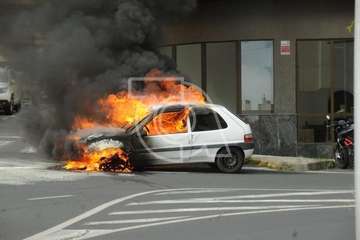 Arde un coche en la calle Poeta Pablo Neruda de Los Llanos de Telde/Eugenio Artiles y TA.